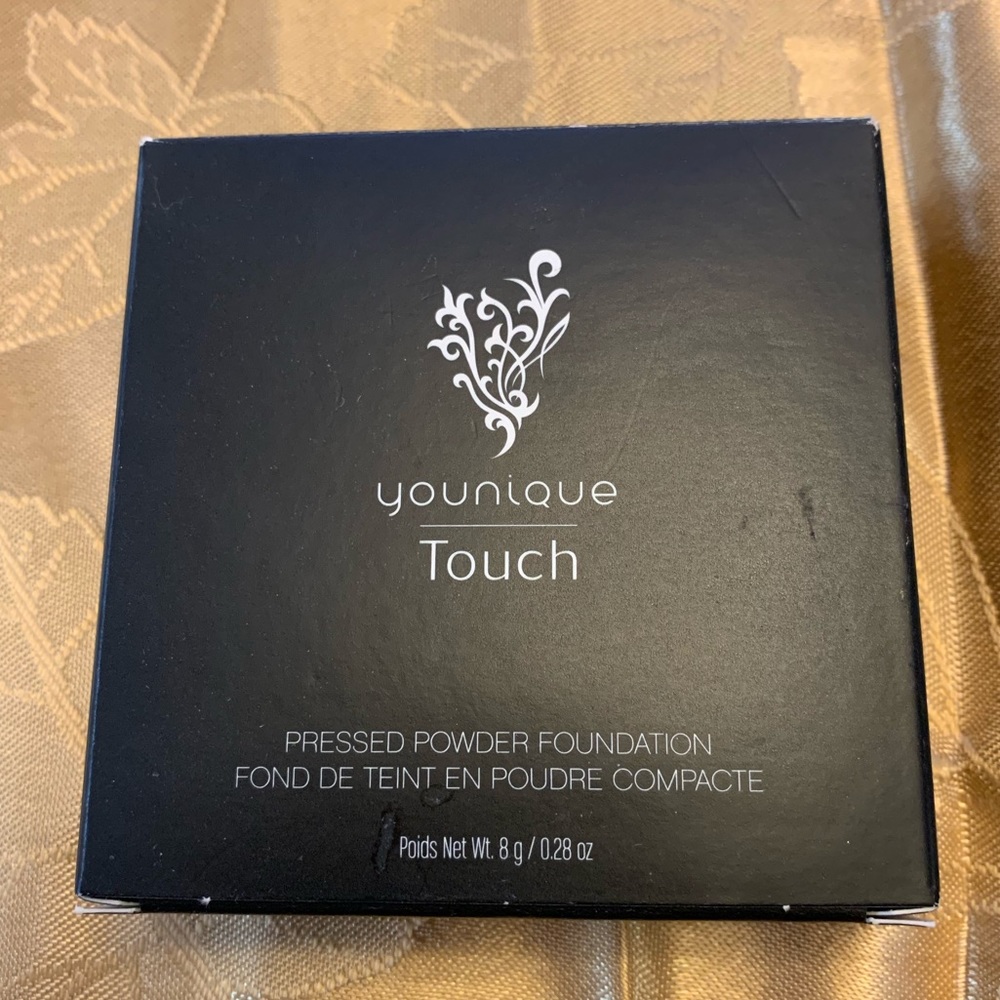 Younique pressed foundation in Camlet. BNIB